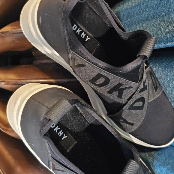 DKNY Women's Leya Wedge Sneakers (8.5) - Picture 9 of 14